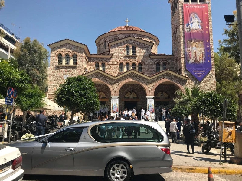Ανείπωτος θρήνος στην κηδεία του 16χρονου που σκοτώθηκε βγάζοντας selfie σε ύψωμα στο Κερατσίνι